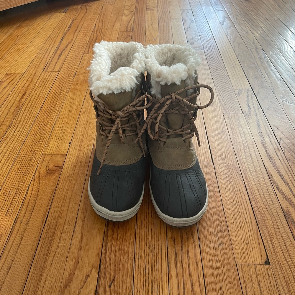 Women’s Paws snow boots. Size 9.